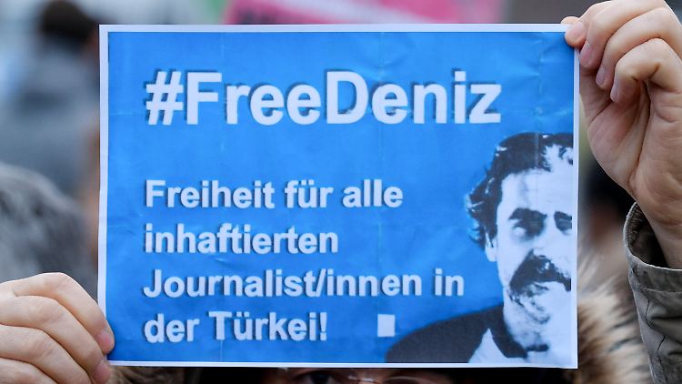 Seit Yücels Verhaftung protestieren Menschen für seine Freilassung.