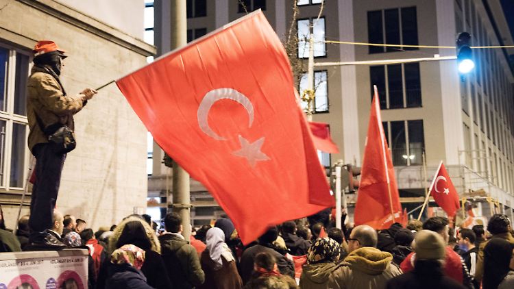 Auch vor der niederländischen Botschaft in Berlin kam es zu türkischen Protesten gegen das Land.