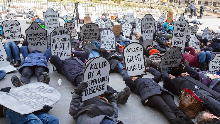 Demonstranten in New York, die sich gegen die Abschaffung von Obamacare aussprechen.