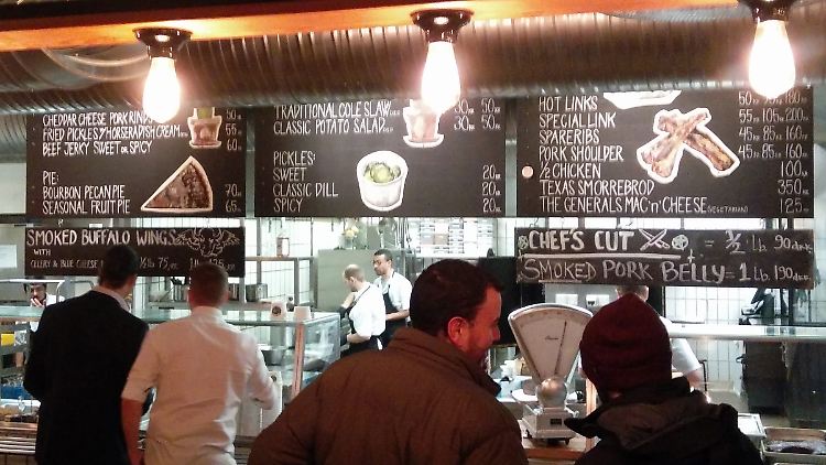 Im Fleischerviertel von Kopenhagen treffen sich Touristen und Einheimische, um einen entspannten Abend zu genießen.