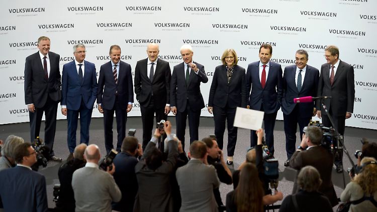 Matthias Müller (M.) und die anderen Vorstandsmitglieder verdienten zusammen fast 40 Millionen Euro in einem Jahr.