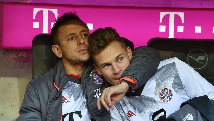 Trost vom Kollegen Rafinha: Für Joshua Kimmich läuft's beim FC Bayern aktuell nicht.