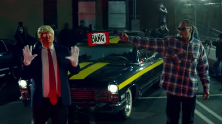 Geht das zu weit? Szene aus Snoop Doggs Musikvideo zu "Lavender (Nightfall Remix)".