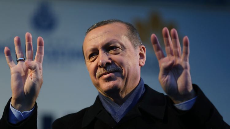 Erdogan wirbt für eine Verfassungsänderung, die dem Präsidenten - also ihm - mehr Macht geben würde.