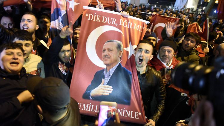 Viele Türken demonstrierten in Rotterdam gegen den niederländischen Türkei-Kurs.
