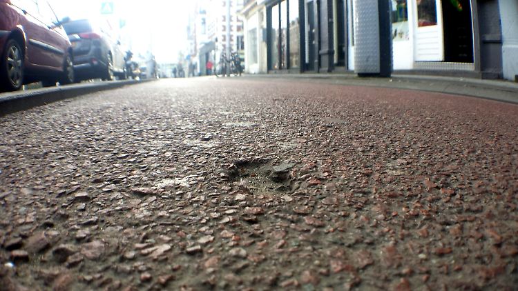 Im Asphalt sind noch Spuren der Schüsse zu sehen - zwölf Jahre danach.