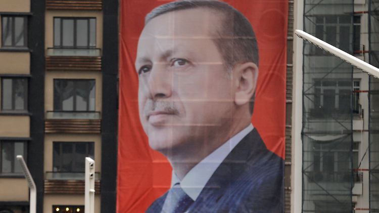 Ein Plakat des türkischen Präsidenten Erdogan in Istanbul: Er griff zuletzt Kanzlerin Merkel persönlich an.