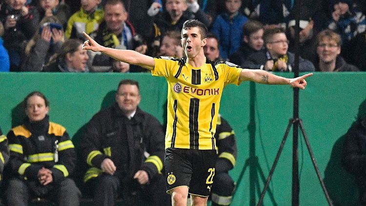 Da freut er sich: Christian Pulisic hat soeben das erste Tor für die Dortmunder Borussia erzielt.