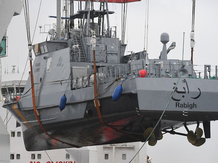 Ein Küstenschutzboot für Saudi-Arabien wird im Hafen von Mukran (Mecklenburg-Vorpommern) auf ein Transportschiff verladen (Archivbild).