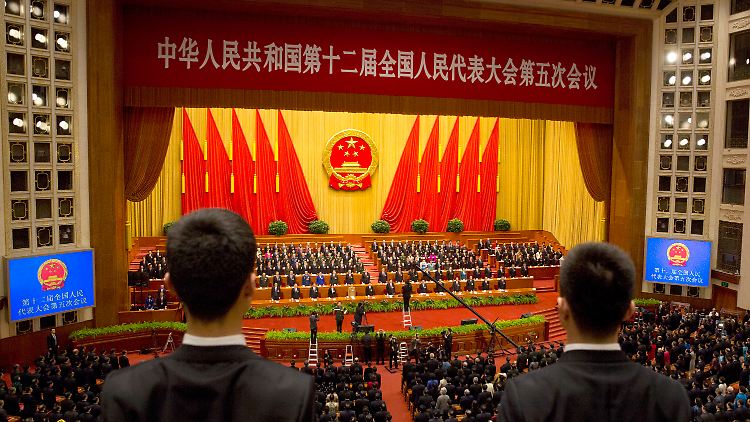 Die Delegierten beim Volkskongress in Peking singen die Nationalhymne.