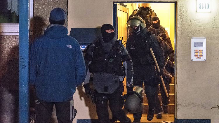 Ein Spezialeinsatzkommando durchsuchte in der Nacht die Wohnung des Verdächtigen.