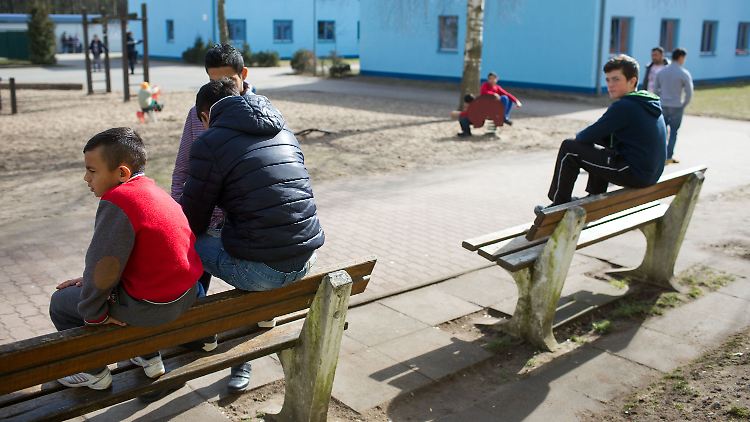 In einem Erstaufnahmelager in Mecklenburg-Vorpommern warten junge Männer auf Asyl.