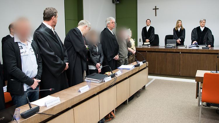 Die Angeklagten zum Prozessauftakt. Nun sind sie zu mehreren Jahren Haft verurteilt worden.