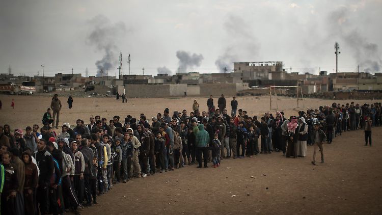 Dutzende Zivilisten in Mossul sind auf Ausgabestellen für Nahrungsmittel angewiesen.