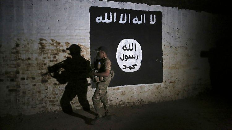 Ein irakischer Soldat untersucht in Mossul einen Zugtunnel mit einer Wandmalerei der IS-Flagge. Er soll von IS-Kämpfern als Trainingscamp genutzt worden sein.