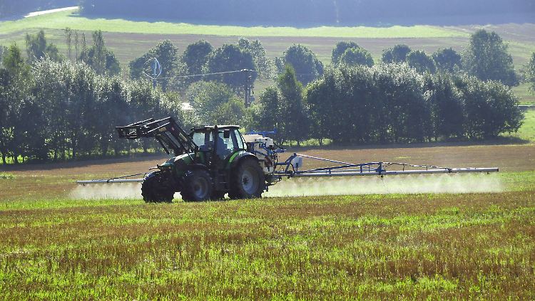 Krebserregend oder nicht? Ein Traktor spritzt Glyphosat zur Unkrautvernichtung.