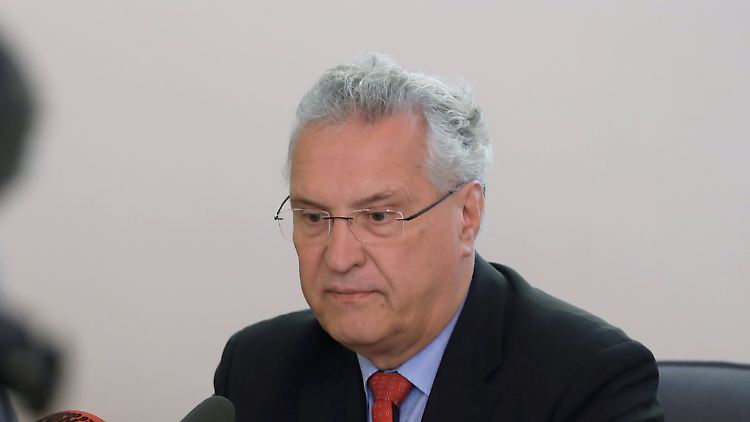 Innenminister Herrmann äußert sich betroffen nach den Schüssen eines "Reichsbürgers" und Sportschützen auf Polizisten.