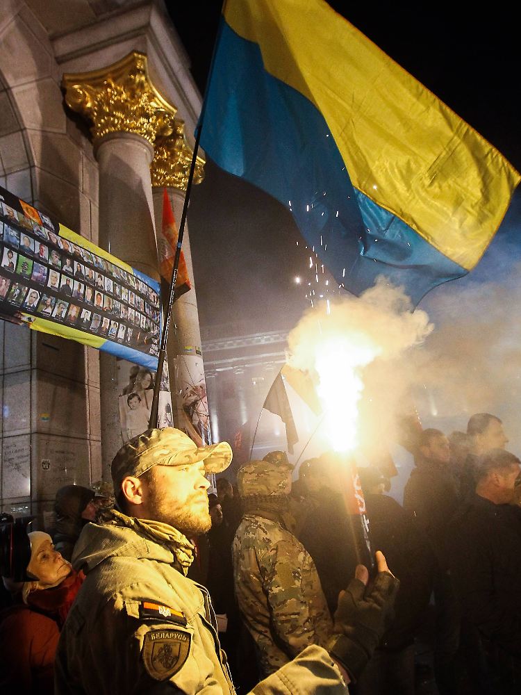 Ukrainische Demonstranten demonstrieren in Kiew für die Donbass-Blockade.