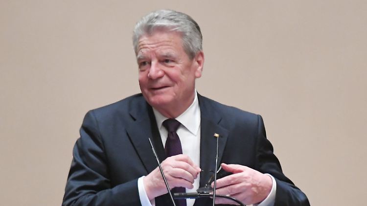 "Dieses Land ist durchzogen von einem Netzwerk der Guten", sagte Gauck in Stralsund.