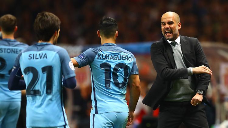 Zufriedenheit sieht anders aus: ManCity-Trainer Pep Guardiola (r.).