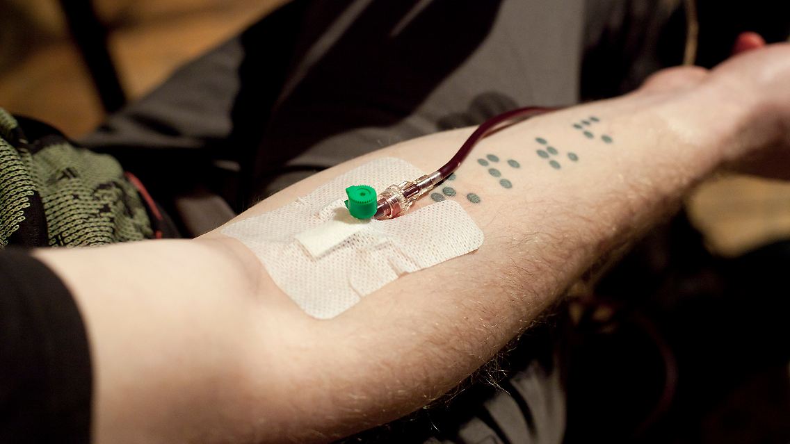 Über 18 Monate sammelte er sein Blut und ließ es einer bestimmten Behandlung zukommen, um es haltbar und für seinen Versuch verwendbar zu machen.