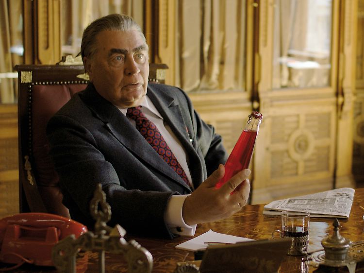 "Volkssoda" - so lautete im Film einst die Geheimwaffe des sowjetischen Staatschefs Leonid Breschnew (Valentin Smirnitskiy).