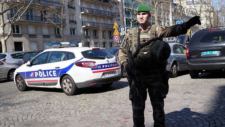 Polizisten sichern den Bereich um das IWF-Gebäude im Pariser Finanzdistrikt La Defense.