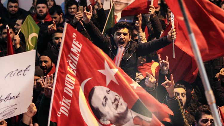 Aufgeputscht von der Entscheidung der Niederlande. Erdogan-Anhänger demonstrieren in Istanbul. Der Mann in der Mitte zeigt den Wolfsgruß, das Erkennungszeichen der türkischen Ultranationalisten.