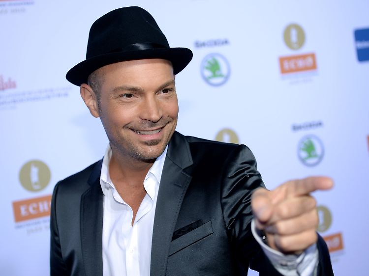 Für "The Roger Cicero Jazz Experience" wurde er beim Jazz-Echo als Sänger des Jahres national ausgezeichnet. Seine 2015 live aufgenommene CD "Cicero Sings Sinatra" erreichte in Deutschland jüngst Gold-Status.
