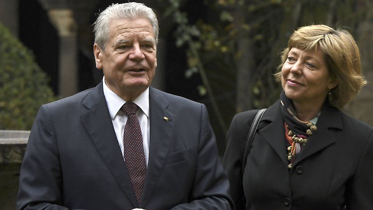 "Manchmal bin ich ohne Rast und Ruh,
manchmal schließ ich alle Türen nach mir zu": Gauck, hier mit seiner Lebensgefährtin Daniela Schadt, wünscht sich einen DDR-Musikklassiker.