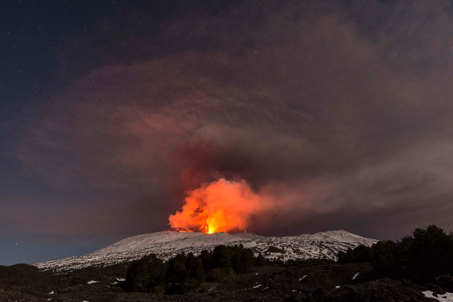 Der Ätna auf Sizilien ist einer der aktivsten Vulkane der Welt. Seit Ende Februar 2017spuckt er nach über einem Jahr wieder Lava. An der südöstlichen Flanke des 3000 Meter hohen Vulkanbergs ...