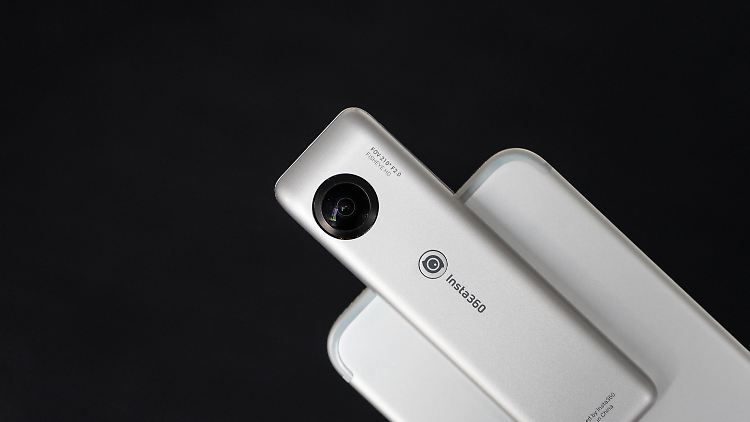 Am silbernen iPhone 7 Plus sieht die Insta360 Nano richtig gut aus.