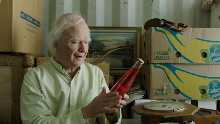 Robert Gustafsson als Allan mit dem Objekt der Begierde: "Volkssoda".