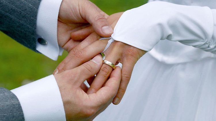 Vielleicht besser jetzt doch im Kleinen heiraten und nach der Krise die Feier nachholen?