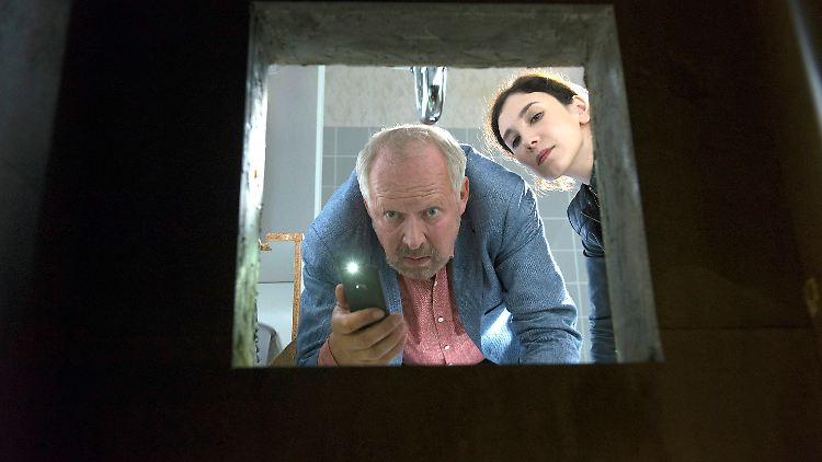 Ob es wirklich eine gute Idee ist, mit der Handytaschenlampe in dunkle, stinkende Löcher zu leuchten? Borowski (Axel Milberg) und Brandt (Sibel Kekili) werden es gleich herausfinden.