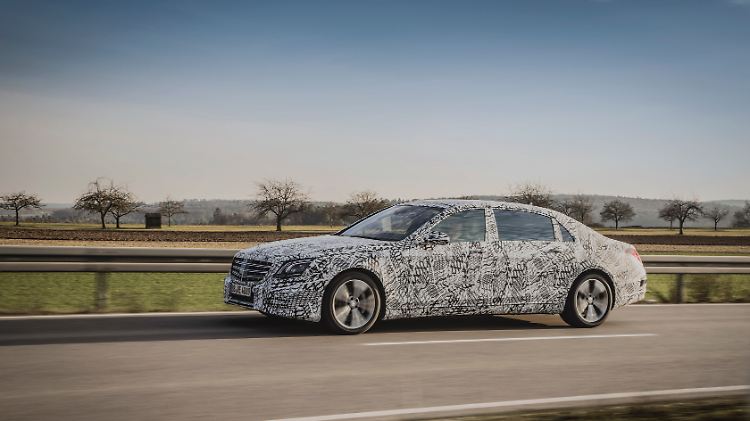 Bevor die neue Mercedes S-Klasse sich enttarnt, zeigen die Stuttgarter schon mal, was die neuen Assistenzsysteme können.