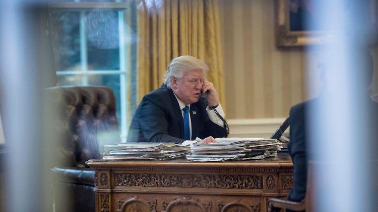 Trump bleibt dabei: Obama habe seine Telefone abhören lassen. Dafür legt Trumps Sprecher nun Beweise in Form von Medienberichten vor.