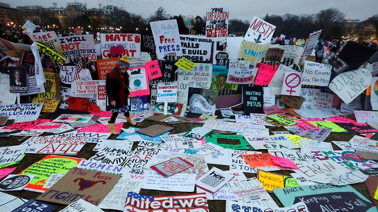 Protest-Schilder, die beim Marsch der Frauen in Washington zurückgelassen wurden.