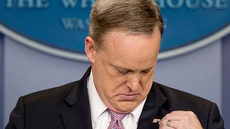 Vor ein paar Tagen hatte Spicer die US-Flagge falschrum an sein Revers gesteckt - umgekehrt wehende Flaggen gelten als Notsignal. Ein versteckter Hilferuf?
