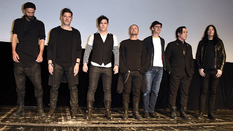 Zu Gast in der Volksbühne: die Band und Regisseur Jonas Åkerlund bei der Premiere.
