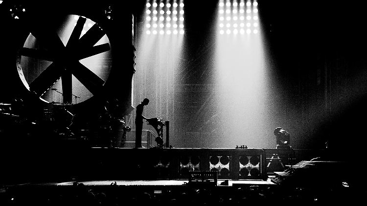 Regisseur Åkerlund ist Spezialist für Musikvideo-Produktionen - und setzt die Band in "Rammstein: Paris" gekonnt in Szene.