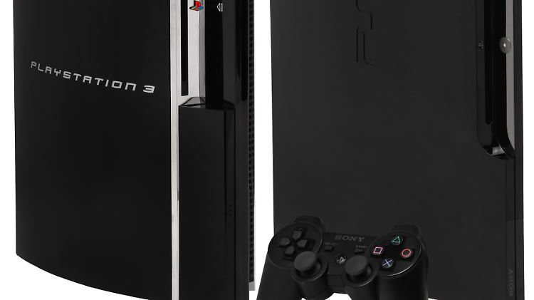 Links die erste "fat" Playstation 3, rechts eine PS3 Slim mit dem Controller DualShock 3.
