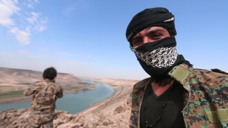 Kämpfer der YPG posieren vor dem Euphrattal nahe Rakka.