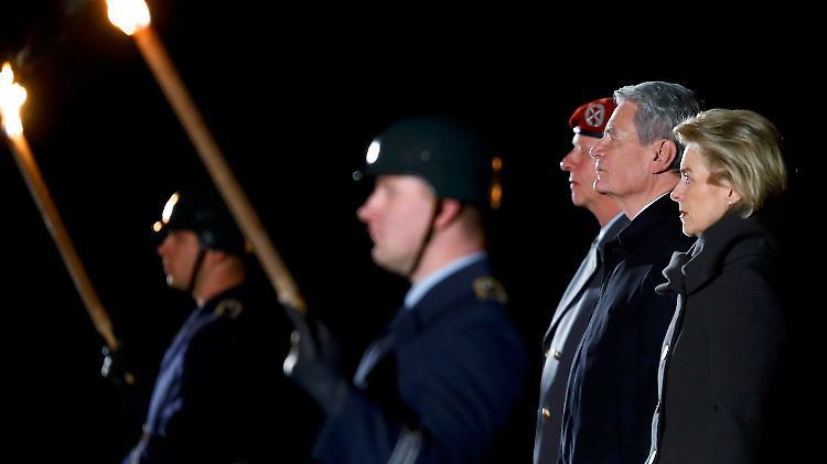 Gauck wird von der Bundeswehr verabschiedet, neben ihm Verteidigungsministerin Ursula von der Leyen.
