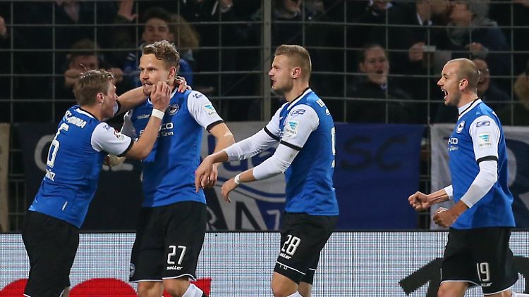 Die Bielefelder feiern das 2:0.