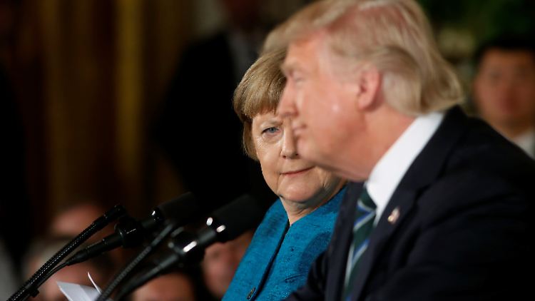 Ein irritierter Blick für den US-Präsidenten: Angela Merkel bei der ersten gemeinsamen Pressekonferenz in Washington.