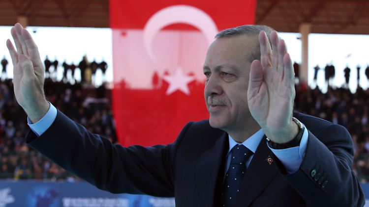 Erdogan muss um den Erfolg seines Referendums fürchten. Umfragen sehen das "Nein"-Lager vorn.