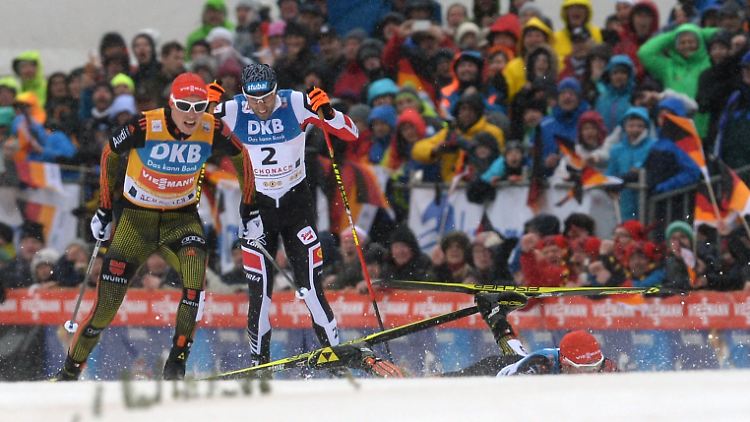 Eric Frenzel vorn, Johannes Rydzek im Schnee - das war beim Schwarzwaldcup die Szene, die den Kombinations-Gesamtweltcup entschieden haben könnte. 