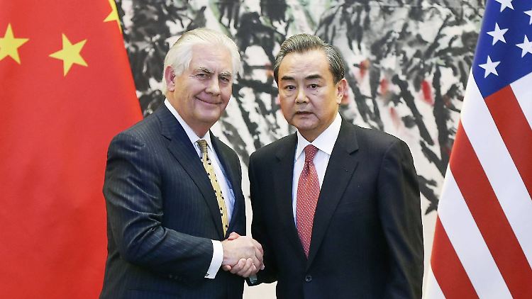US-Außenminister Tillerson (l.) traf in Peking seinen chinesischen Amtskollegen Wang.