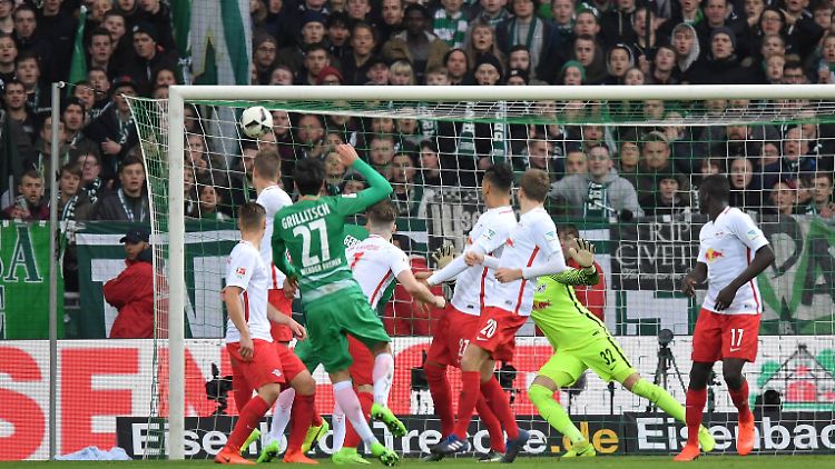 Rein damit: Florian Grillitsch zimmerte den Ball zum 2:0 für Werder in den Winkel des RB-Tores.